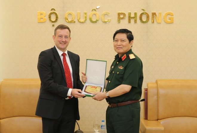 Defence Minister Ngo Xuan Lich receives French ambassador ảnh 1 Defence Minister Ngo Xuan Lich receives French ambassador ảnh 1