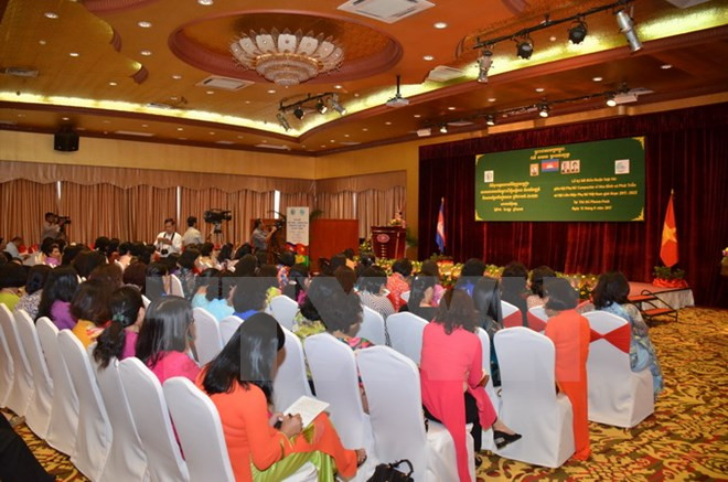 Vietnamese, Cambodian women’s unions sign agreement ảnh 1