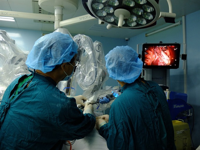 VN’s 1st robotic surgery on patient with lung cancer done ảnh 1