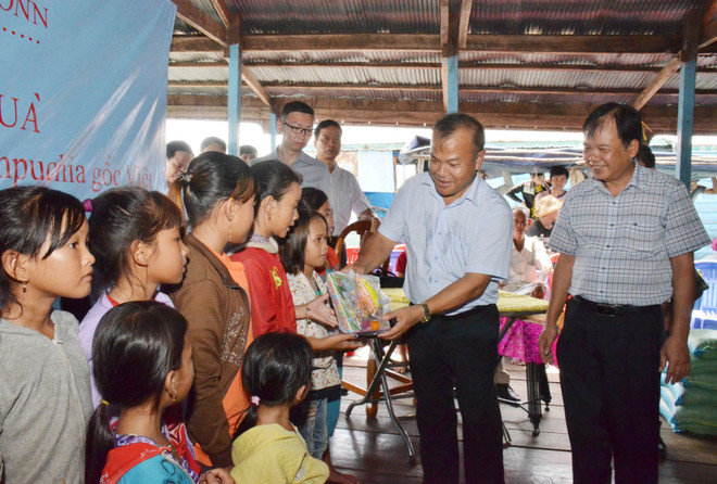 Support given to Vietnamese expats living on Tonle Sap Lake ảnh 1