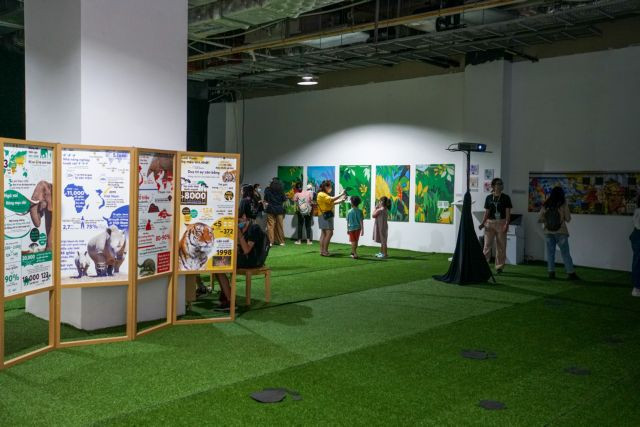 Exhibition offers paintings on wildlife in AR ảnh 1