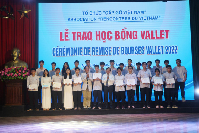 Vallet scholarships granted to more than 120 students in Nghe An ảnh 1 Vallet scholarships granted to more than 120 students in Nghe An ảnh 1