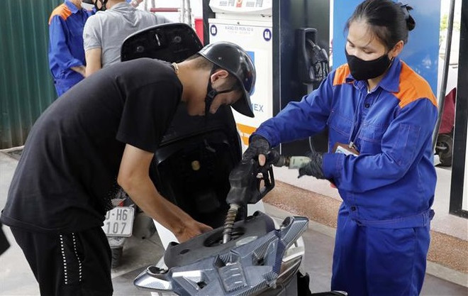 Petrol prices down slightly ảnh 1