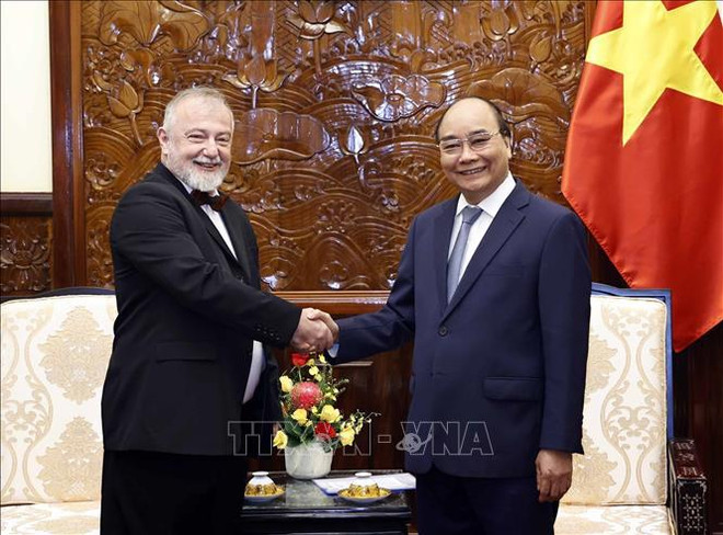 President receives Ambassadors of UK, Norway, Denmark, Czech Republic ảnh 4