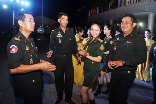 Vietnamese, Cambodian young military officers strengthen ties ảnh 1