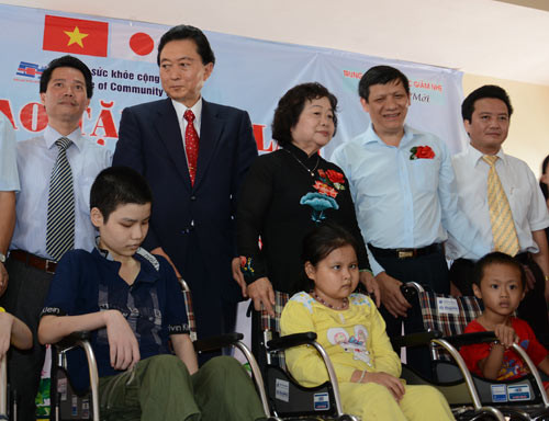 Former Japanese PM presents wheelchairs to Vietnamese disabled ảnh 1 Former Japanese PM presents wheelchairs to Vietnamese disabled ảnh 1