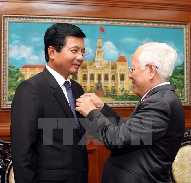 Lao Ambassador receives Ho Chi Minh City insignia ảnh 1 Lao Ambassador receives Ho Chi Minh City insignia ảnh 1