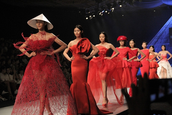 900 designs on show at Spring/Summer 2016 Fashion Week ảnh 1