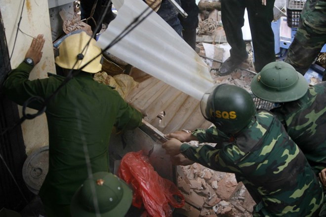  Hanoi calls for outdated building evaluations following villa collaps ảnh 1