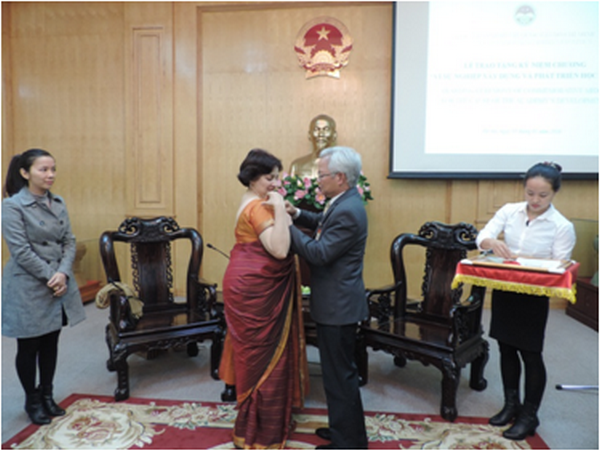 Indian diplomat honoured with insignia ảnh 1