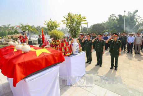 Dien Bien repatriates remains of voluntary soldiers from Laos ảnh 1
