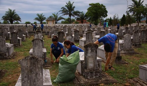 Youth campaign commemorates revolutionary martyrs ảnh 1