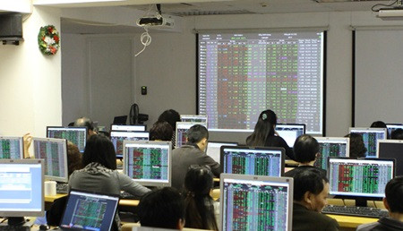 As oil prices fall, Vietnamese shares slide ảnh 1 As oil prices fall, Vietnamese shares slide ảnh 1