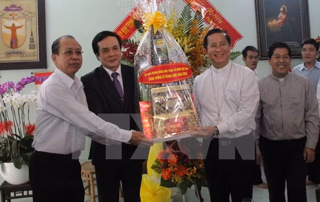 Front leader extends Christmas greetings to Phu Cuong diocese ảnh 1