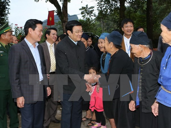 President visits culture-tourism village in Ha Giang ảnh 1