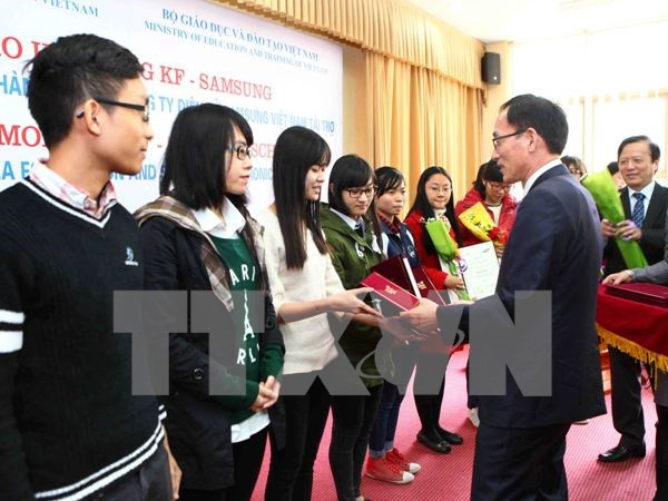 Needy students receive KF-Samsung scholarships ảnh 1