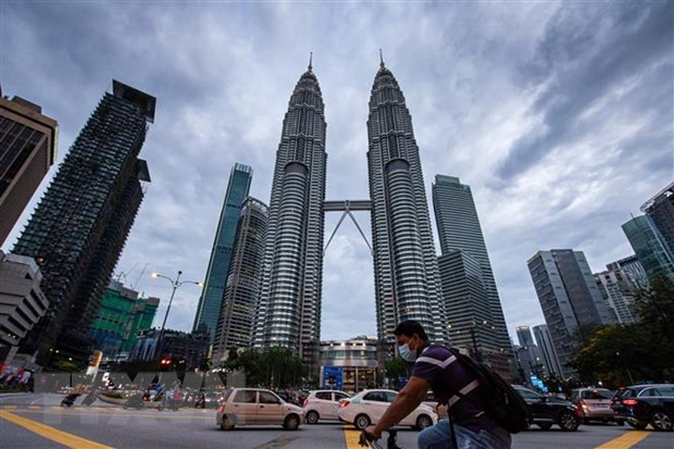 Malaysian economy forecast to grow at slower pace in 2022 ảnh 1