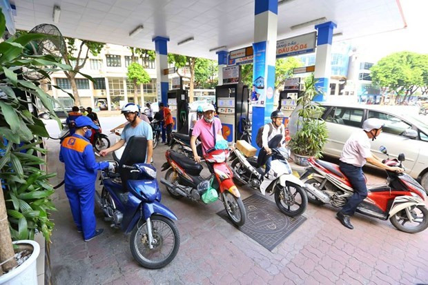 Petrol prices rise by over 400 VND per litre ảnh 1