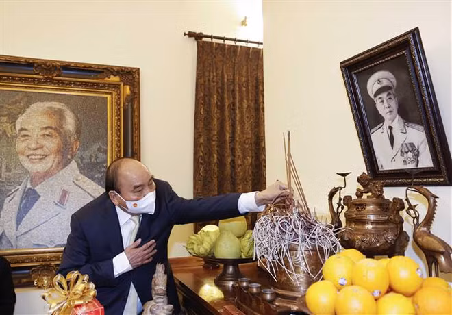President offers incense in memory of late Party, State leaders ảnh 1