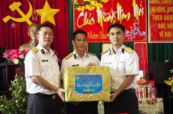 Tet gifts delivered to soldiers on DK1 platforms ảnh 1