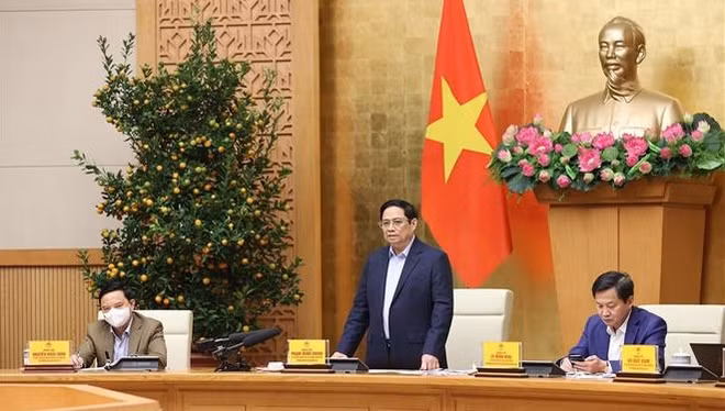 PM orders staying on duty round the clock to fight COVID-19 during Tet ảnh 1