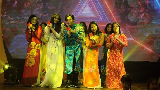 Overseas Vietnamese across continents celebrate traditional New Year ảnh 1