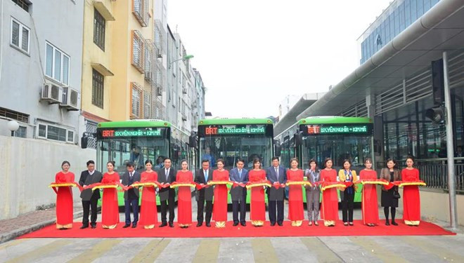 Hanoi officially launches rapid buses ảnh 1
