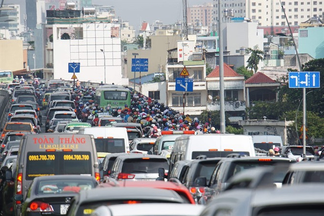 HCM City steps up patrols to reduce traffic congestions ảnh 1