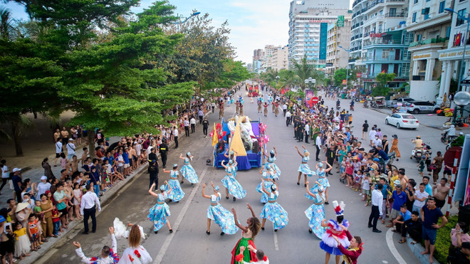 Street carnival rocks Sam Son at weekend ảnh 2