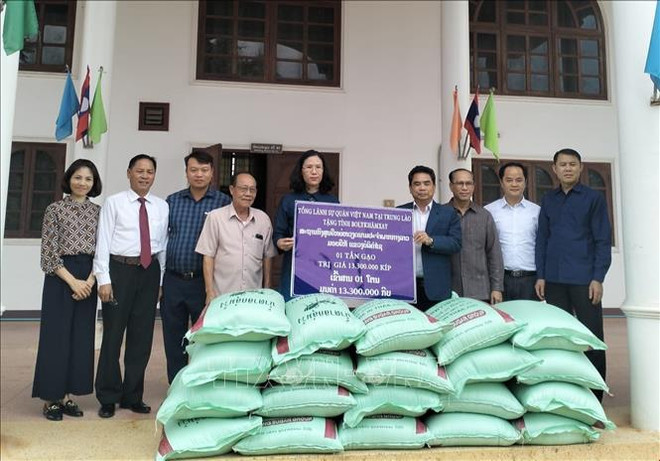 Vietnamese Consulate General in Savannakhet helps flood victims in Laos ảnh 1 Vietnamese Consulate General in Savannakhet helps flood victims in Laos ảnh 1
