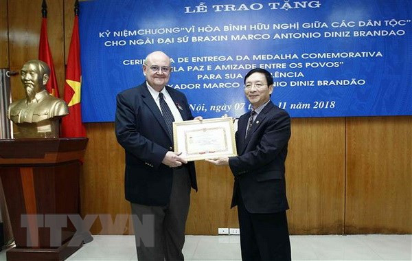 Friendship insignia bestowed upon outgoing Brazilian ambassador ảnh 1 Friendship insignia bestowed upon outgoing Brazilian ambassador ảnh 1
