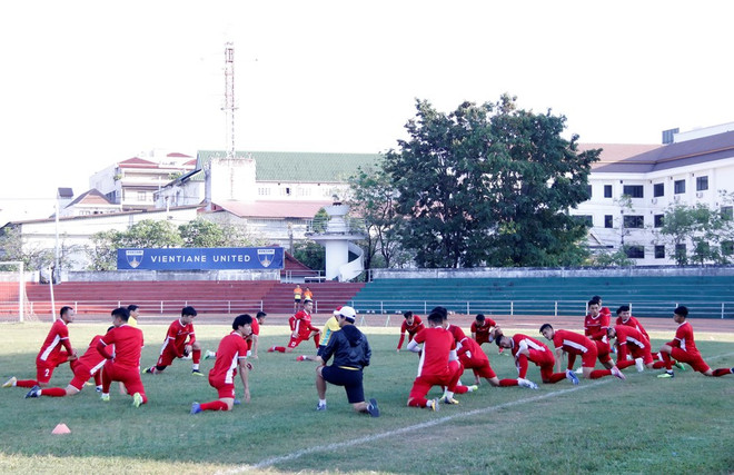 Vietnam’s national football team trains for AFF Cup in Laos ảnh 1