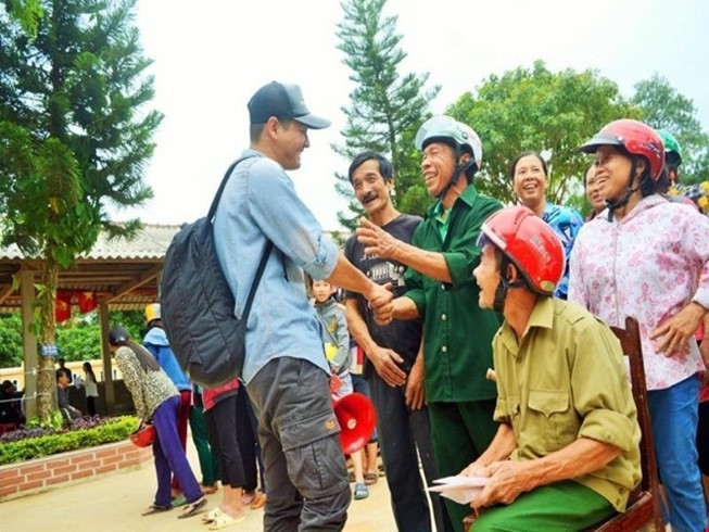 Vietnamese celebrities extend hands to flood victims ảnh 1