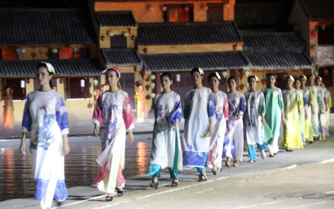 Ao dai show impresses visitors to Hoi An ảnh 1 Ao dai show impresses visitors to Hoi An ảnh 1