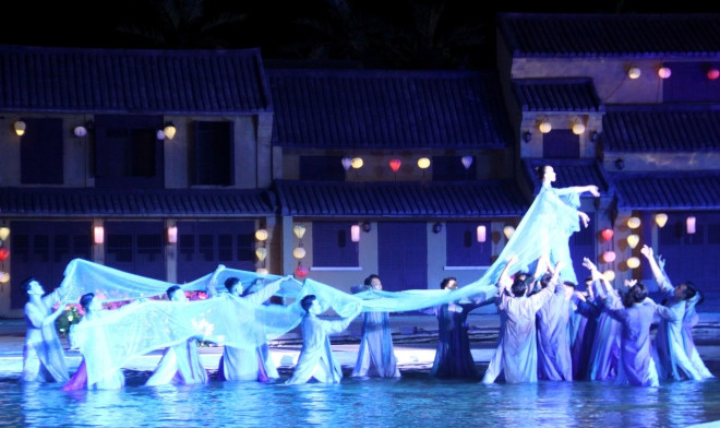 Ao dai show impresses visitors to Hoi An ảnh 2 Ao dai show impresses visitors to Hoi An ảnh 2