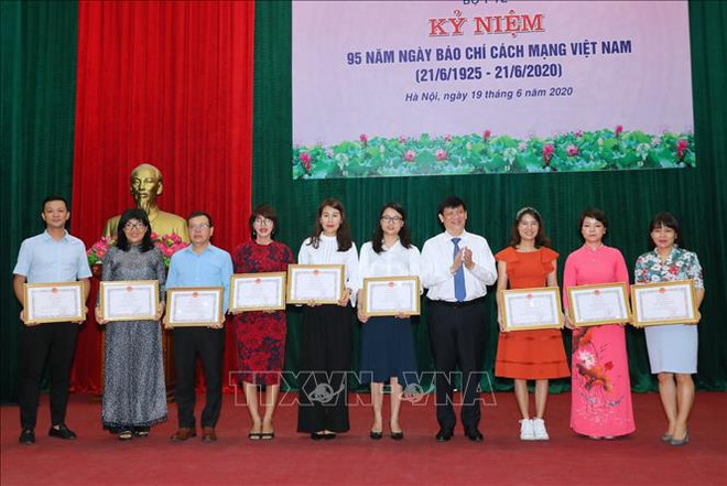 Vietnam News Agency honoured by Health Ministry for COVID-19 coverage ảnh 1 Vietnam News Agency honoured by Health Ministry for COVID-19 coverage ảnh 1