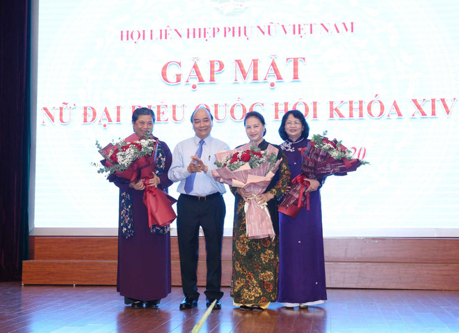 Prime Minister, top legislator meet with female NA deputies ảnh 1