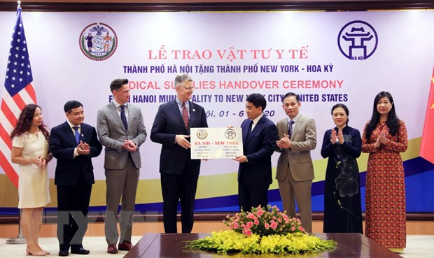 Hanoi presents medical supplies to New York ảnh 1 Hanoi presents medical supplies to New York ảnh 1