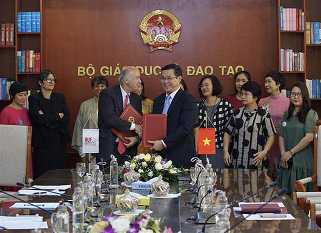 Education ministry inks deal with Francophone University Association ảnh 1 Education ministry inks deal with Francophone University Association ảnh 1