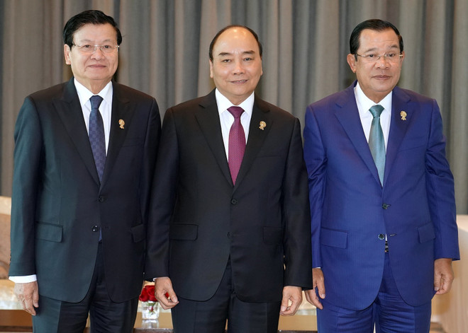 PM Nguyen Xuan Phuc holds meetings on ASEAN Summit’s sidelines ảnh 1