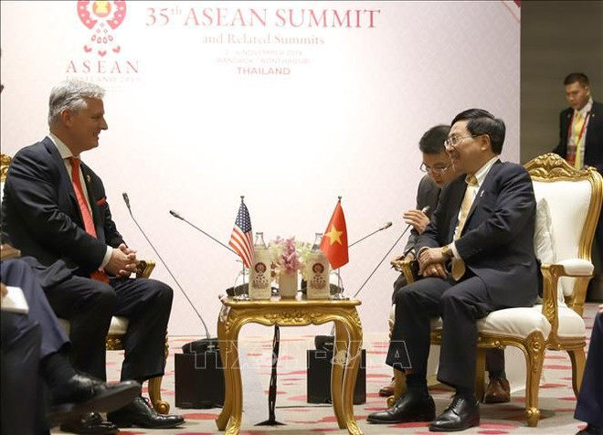 Deputy PM Minh meets US President’s Special Envoy on ASEAN 35 sidelines ảnh 1 Deputy PM Minh meets US President’s Special Envoy on ASEAN 35 sidelines ảnh 1