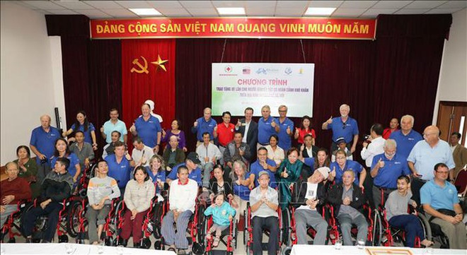 160 wheelchairs presented to Hanoi disabled ảnh 1