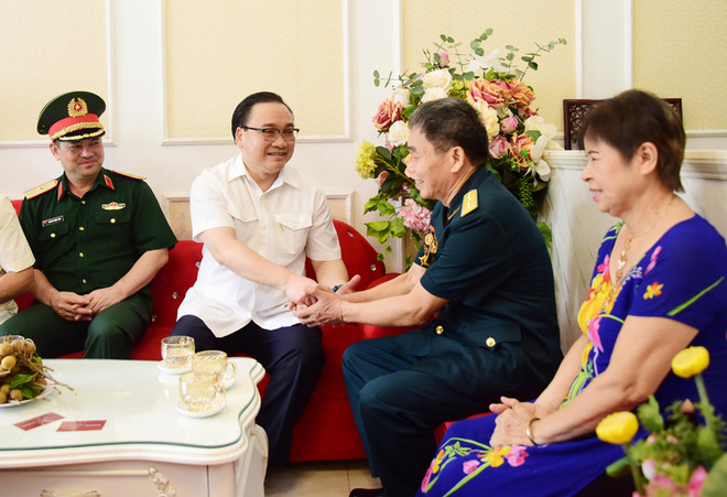 Hanoi presents gift packages to social policy beneficiaries ảnh 1