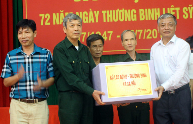 Labour deputy minister presents gifts to war invalids ảnh 1 Labour deputy minister presents gifts to war invalids ảnh 1