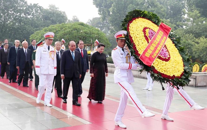 Leaders pay tribute to martyrs, President Ho Chi Minh ảnh 1
