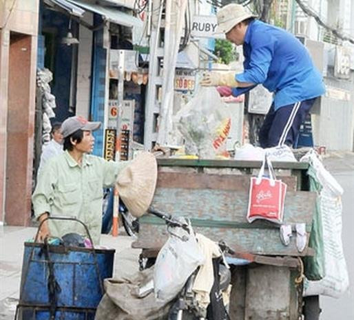 HCM City offers help to private garbage collectors ảnh 1