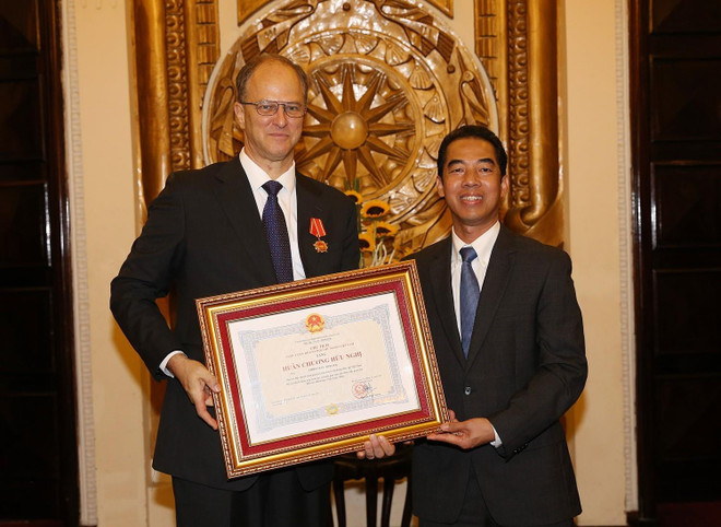 Friendship Order bestowed upon German Ambassador to Vietnam ảnh 1 Friendship Order bestowed upon German Ambassador to Vietnam ảnh 1