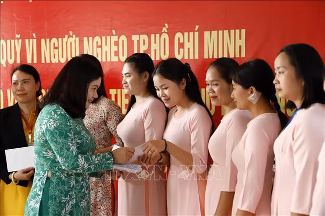 Aid presented to teachers of Lao-Vietnamese bilingual school ảnh 1