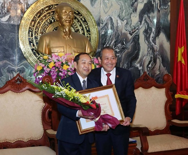 Lao court official awarded with Vietnam’s insignia ảnh 1