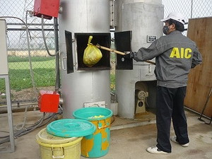 Hospitals given modern tools for waste disposal ảnh 1